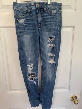 American Eagle Outfitters Women's Distressed Blue Skinny Jeans. Size 4. Short